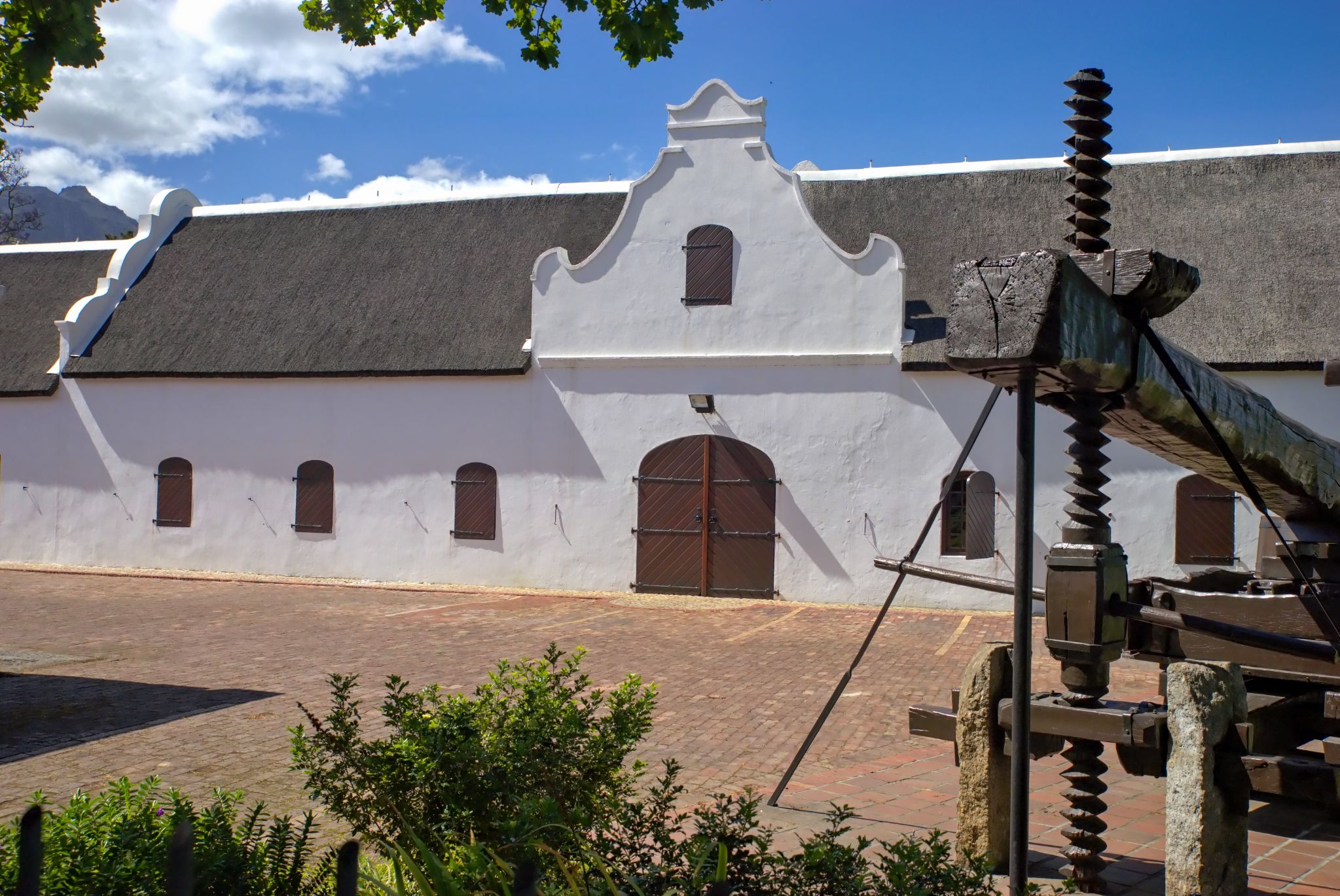 Die Dorpstraat in Stellenbosch ist eine der historisch bedeutendsten und am besten erhaltenen Straßen des Landes, mit dreihundert Jahre alten Gebäuden im kapholländischen Stil.